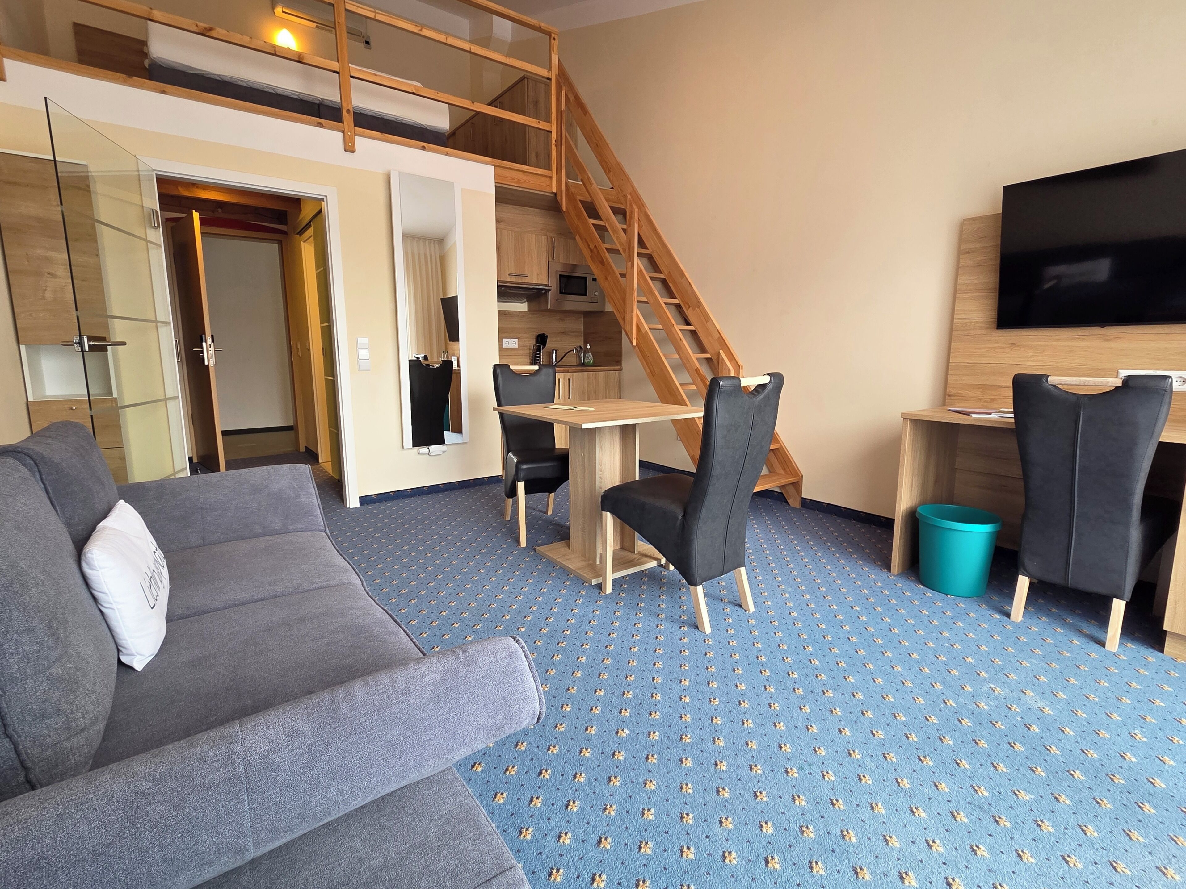 Studio | Värdeförvaringsskåp på rummet, skrivbord och arbetsyta för laptop