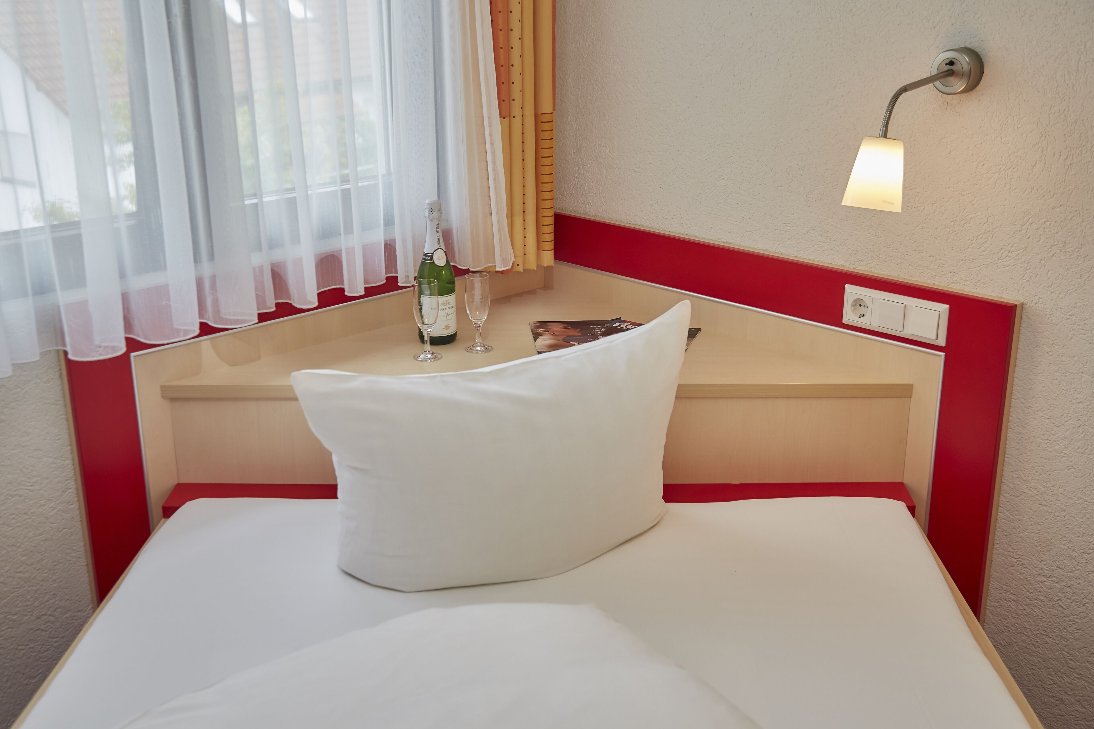 economy single room | 1 bedroom, in-room safe, desk, laptop workspace