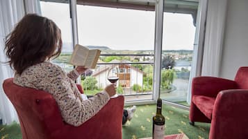 Comfort-herbergi með tvíbreiðu rúmi | Öryggishólf í herbergi, skrifborð, vinnuaðstaða fyrir fartölvur