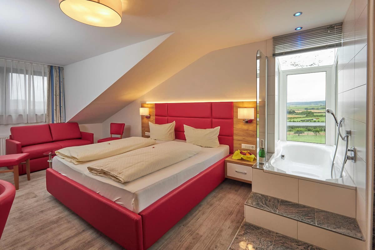 comfort double room | 1 bedroom, in-room safe, desk, laptop workspace