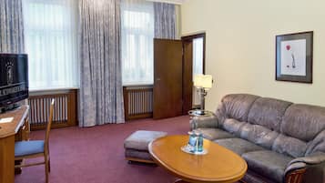 Suite (incl.3.50€ Energy Fee p.pers./p.night) | Wohnbereich | 60-cm-Flachbildfernseher mit Satellitenempfang, Fernseher