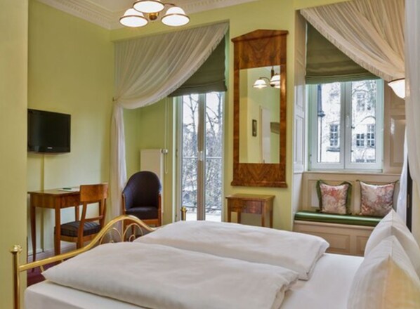 غرفة مزدوجة عادية (incl.3.50€ Energy Fee p.pers./p.night) | أغطية فراش متميزة وخزنة داخل الغرفة ومكتب ومساحة عمل للكمبيوتر المحمول