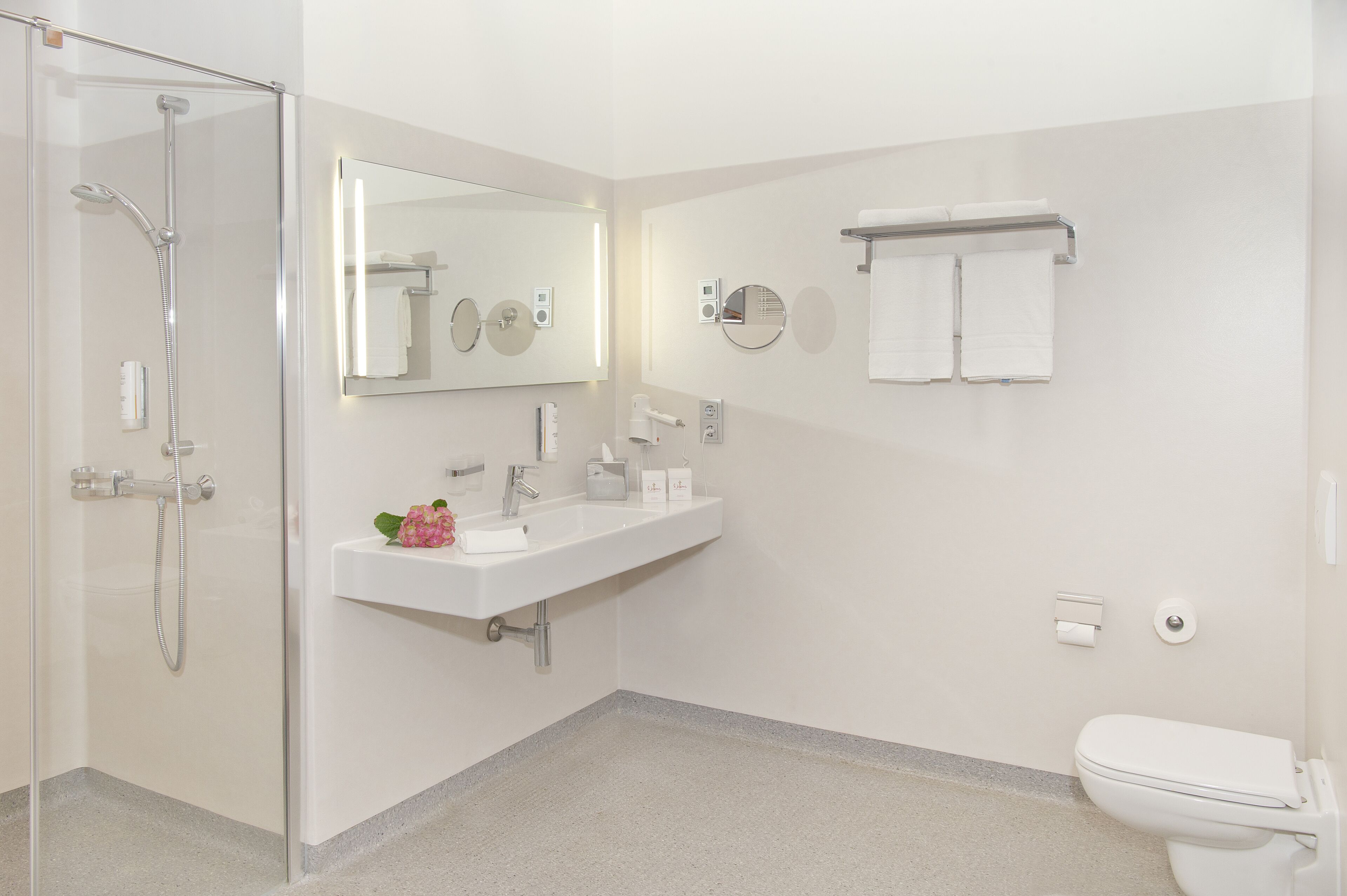 junior studio suite (incl.3.50€ energy fee p.pers./p.night) | bathroom | shower, free toiletries, hair dryer, towels