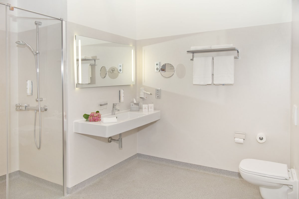 junior studio suite (incl.3.50€ energy fee p.pers./p.night) | bathroom | shower, free toiletries, hair dryer, towels