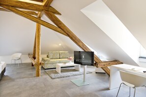 Junior Studio Suite (incl.3.50€ Energy Fee p.pers./p.night) | Living area | 60-cm flat-screen TV with satellite channels, TV