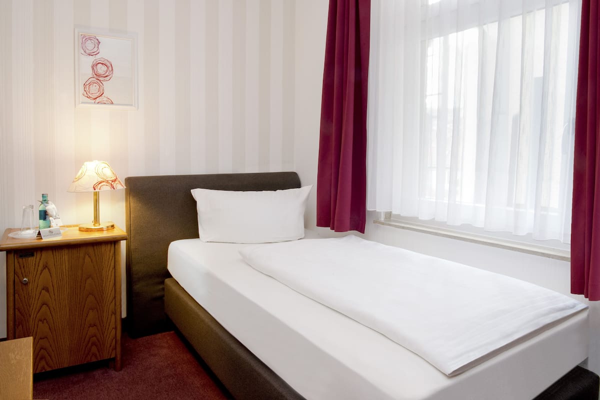 Basic enkelrum (incl.3.50€ Energy Fee p.pers./p.night) | Sängtillbehör av högsta kvalitet och värdeförvaringsskåp på rummet
