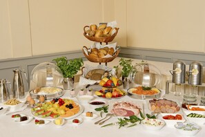 Daily buffet breakfast (EUR 18.50 per person)