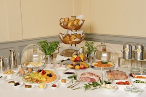 Daily buffet breakfast (EUR 18.50 per person)