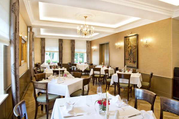 Lunch and dinner served, Regional cuisine