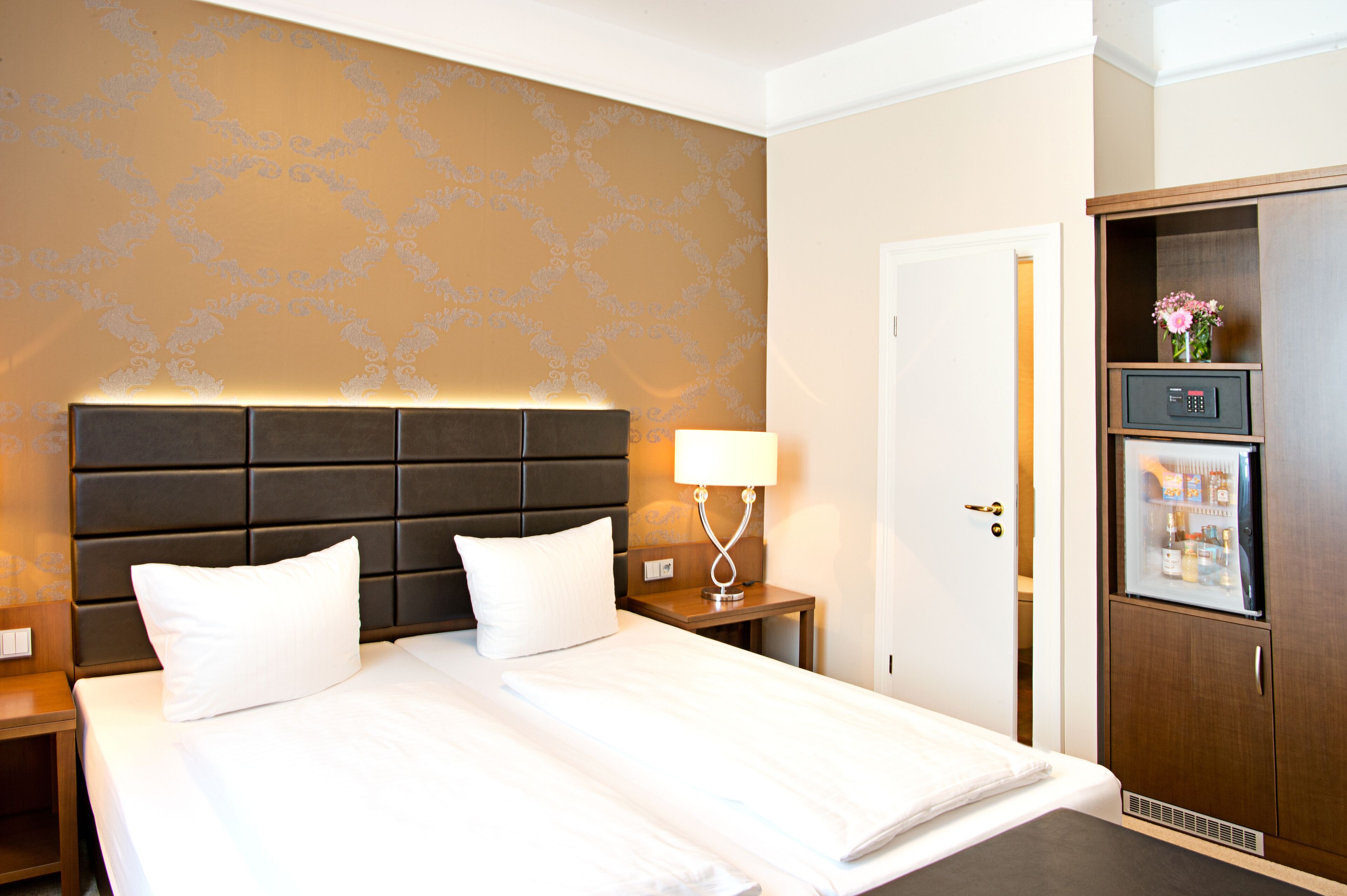comfort double room (incl.3.50€ energy fee p.pers./p.night) | premium bedding, in-room safe, desk, laptop workspace
