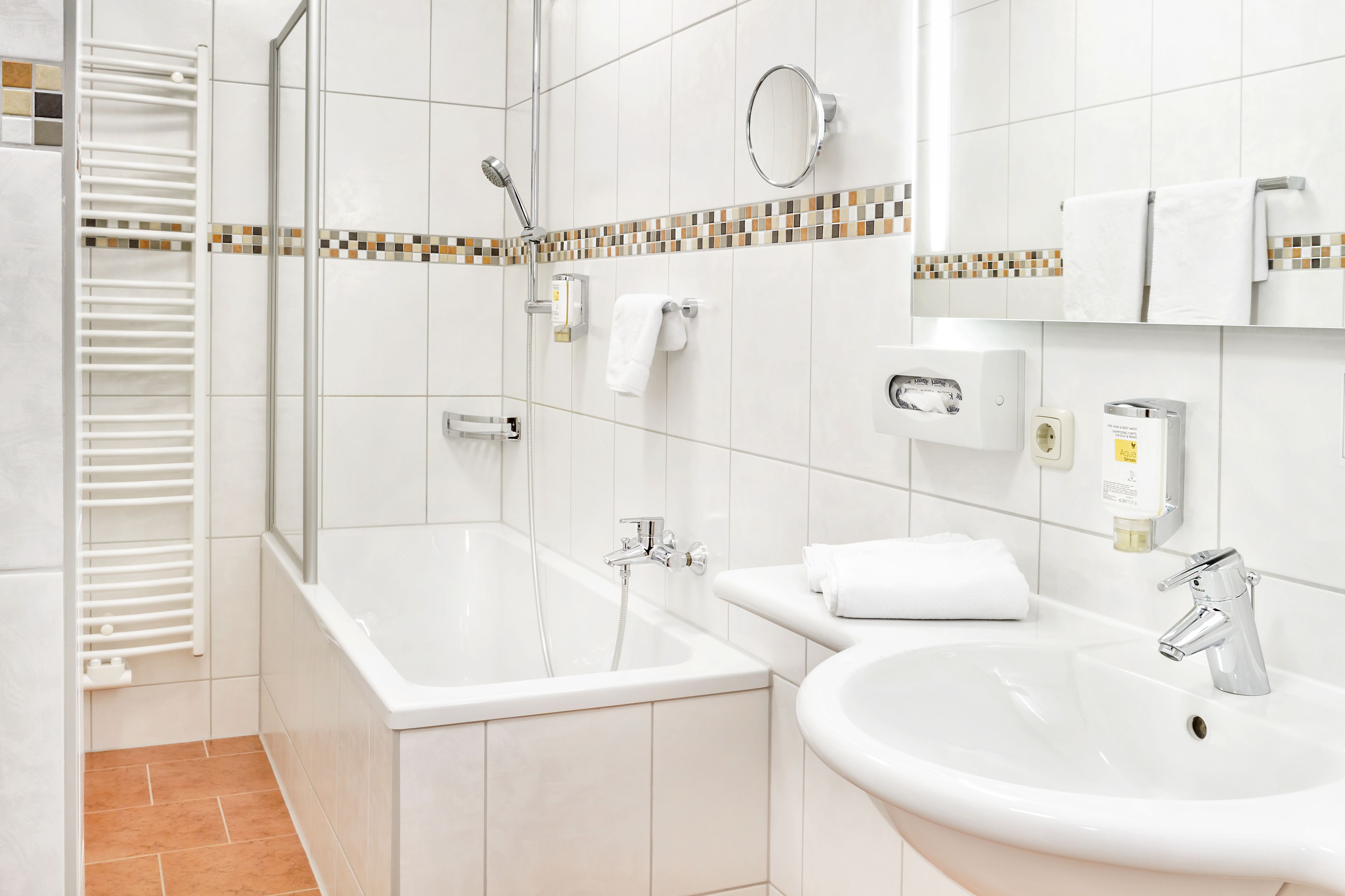 standard double room (incl.3.50€ energy fee p.pers./p.night) | bathroom | shower, free toiletries, hair dryer, towels