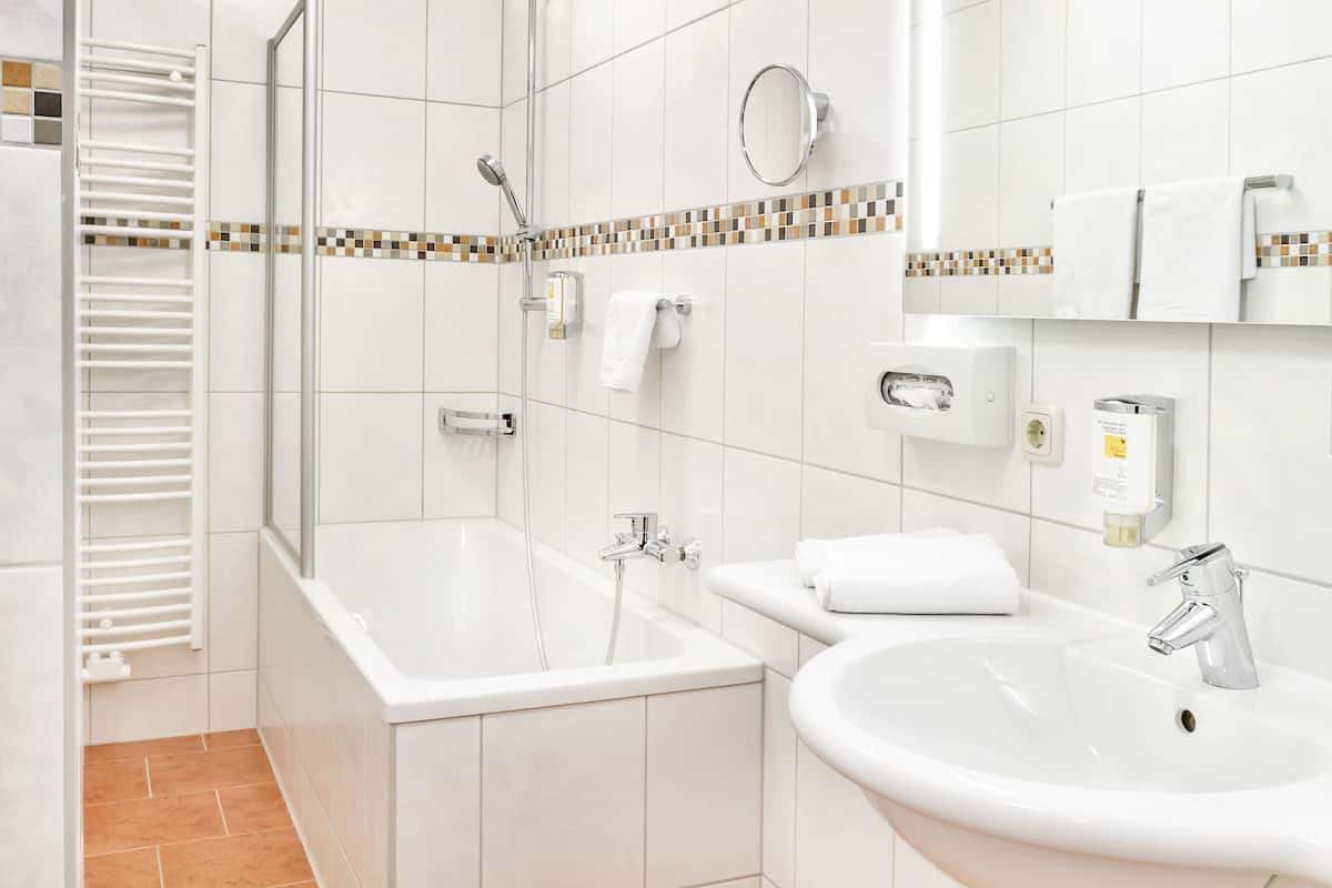 standard double room (incl.3.50€ energy fee p.pers./p.night) | bathroom | shower, free toiletries, hair dryer, towels