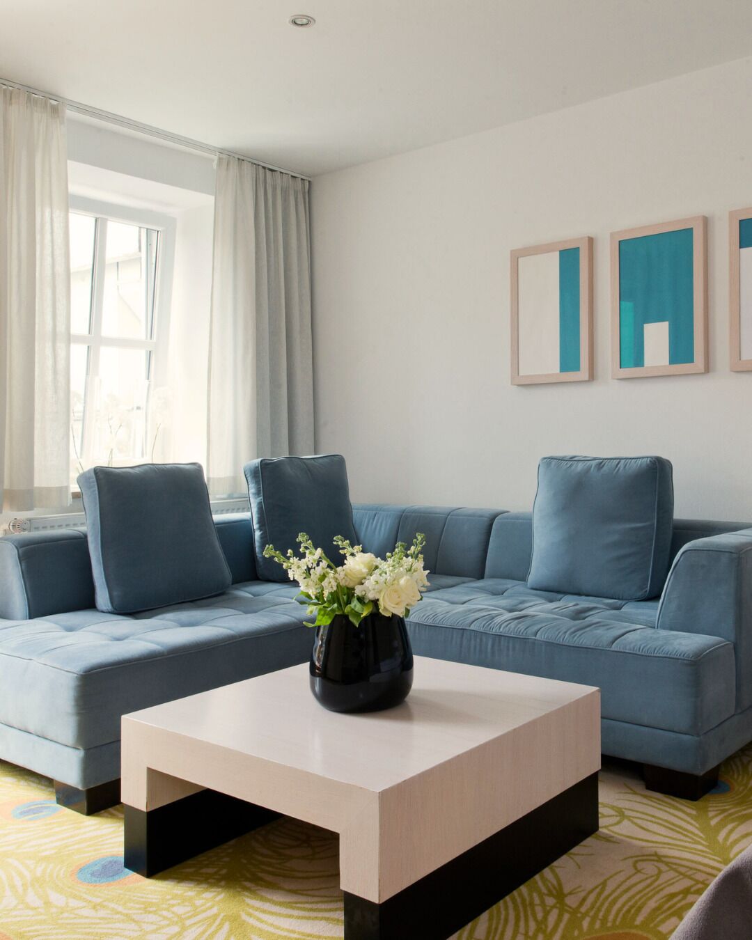 Suite junior, 1 cama King size, para no fumadores, balcón | Área de sala de estar | Televisión LCD de 64 pulgadas con canales digitales y televisión 