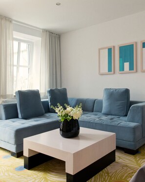 Junior Suite, 1 King Bed, Non Smoking, Balcony | Living area