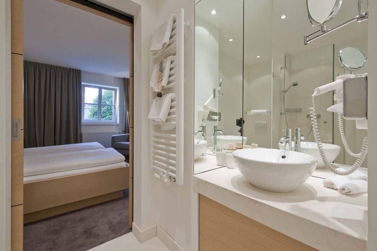 business double room, 1 queen bed | bathroom | free toiletries, hair dryer, towels, soap