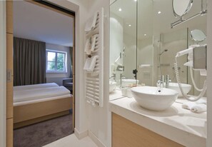 Business Double Room, 1 Queen Bed | Bathroom | Free toiletries, hair dryer, towels, soap - Hotel Forstinger - Boutiquehotel Schärding (Schärding)