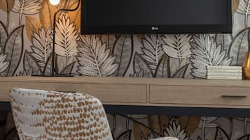 Junior-Suite, 1 King-Bett, Nichtraucher, Balkon | Wohnbereich | 64-Zoll-LCD-Fernseher mit Digitalempfang, Fernseher