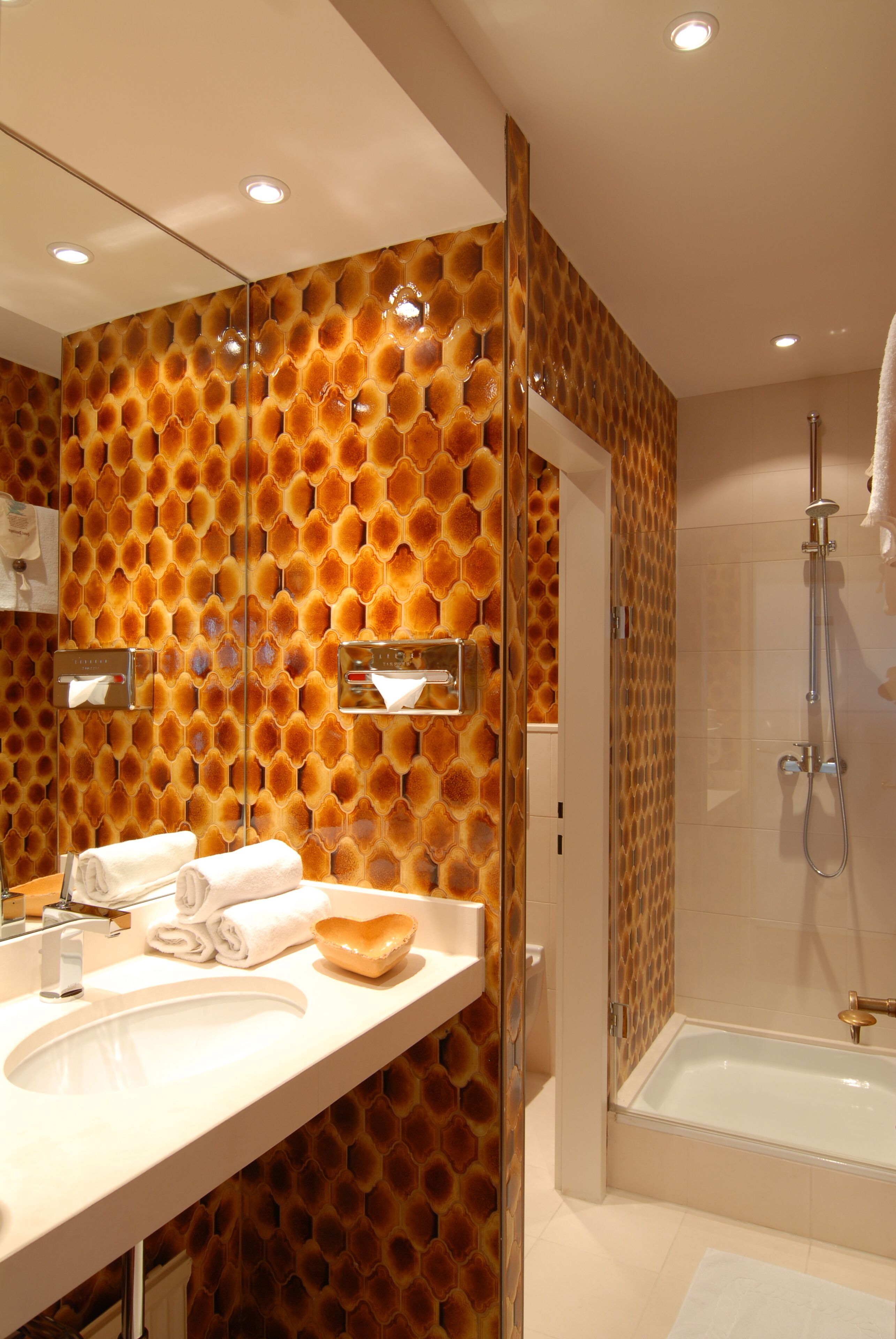 business double room, 1 queen bed | bathroom | free toiletries, hair dryer, towels, soap