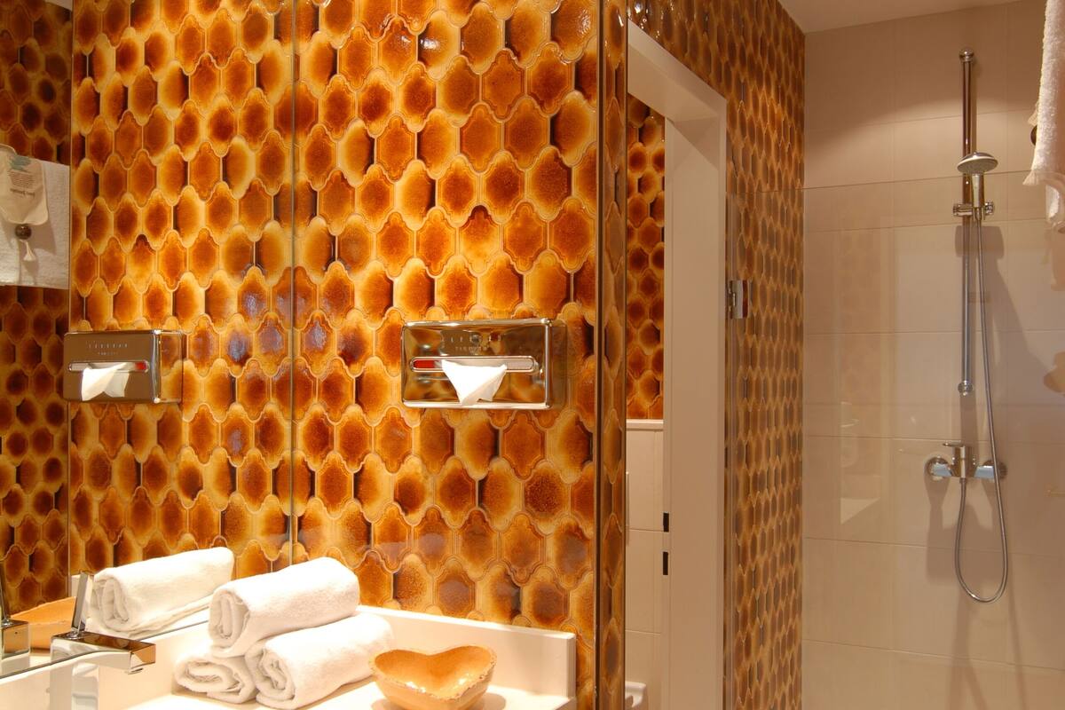 business double room, 1 queen bed | bathroom | free toiletries, hair dryer, towels, soap