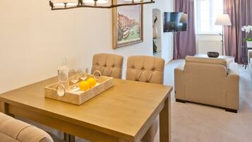 Habitación Deluxe con 2 camas individuales, 2 camas matrimoniales, para no fumadores | Área de sala de estar | Televisión LCD de 64 pulgadas con canales digitales y televisión