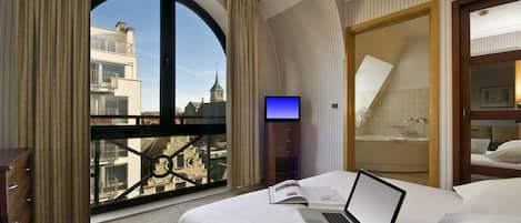 標準雙人房 | 房內夾萬、獨特設計、獨特裝修、書桌