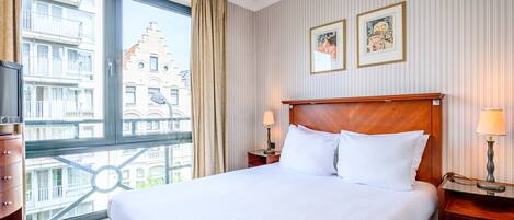 セーフティボックス (室内)、客室ごとに異なる装飾、客室ごとに異なるインテリア、デスク