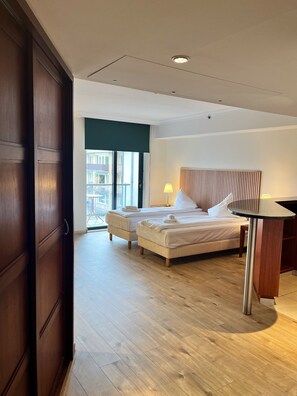 Studio, Balkon (Twin Beds) | Zimmersafe, individuell dekoriert, individuell eingerichtet