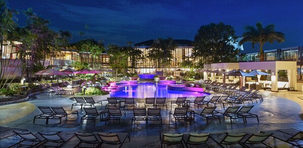 Una piscina al aire libre