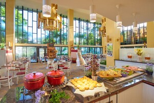 Daily buffet breakfast (USD 31.00 per person)