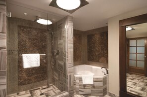 Articles de toilette (gratuits), séchoir à cheveux, serviettes fournies