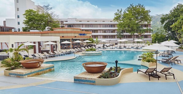 Una piscina al aire libre