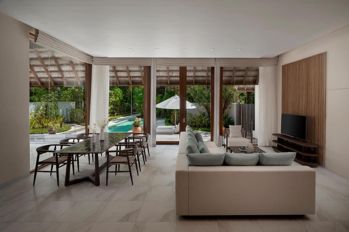 Exclusive Suite, Multiple Beds, Jetted Tub | Living area