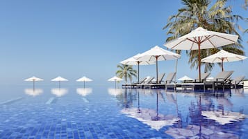 3 個室外泳池;09:00 至 18:00 開放;泳池傘、躺椅