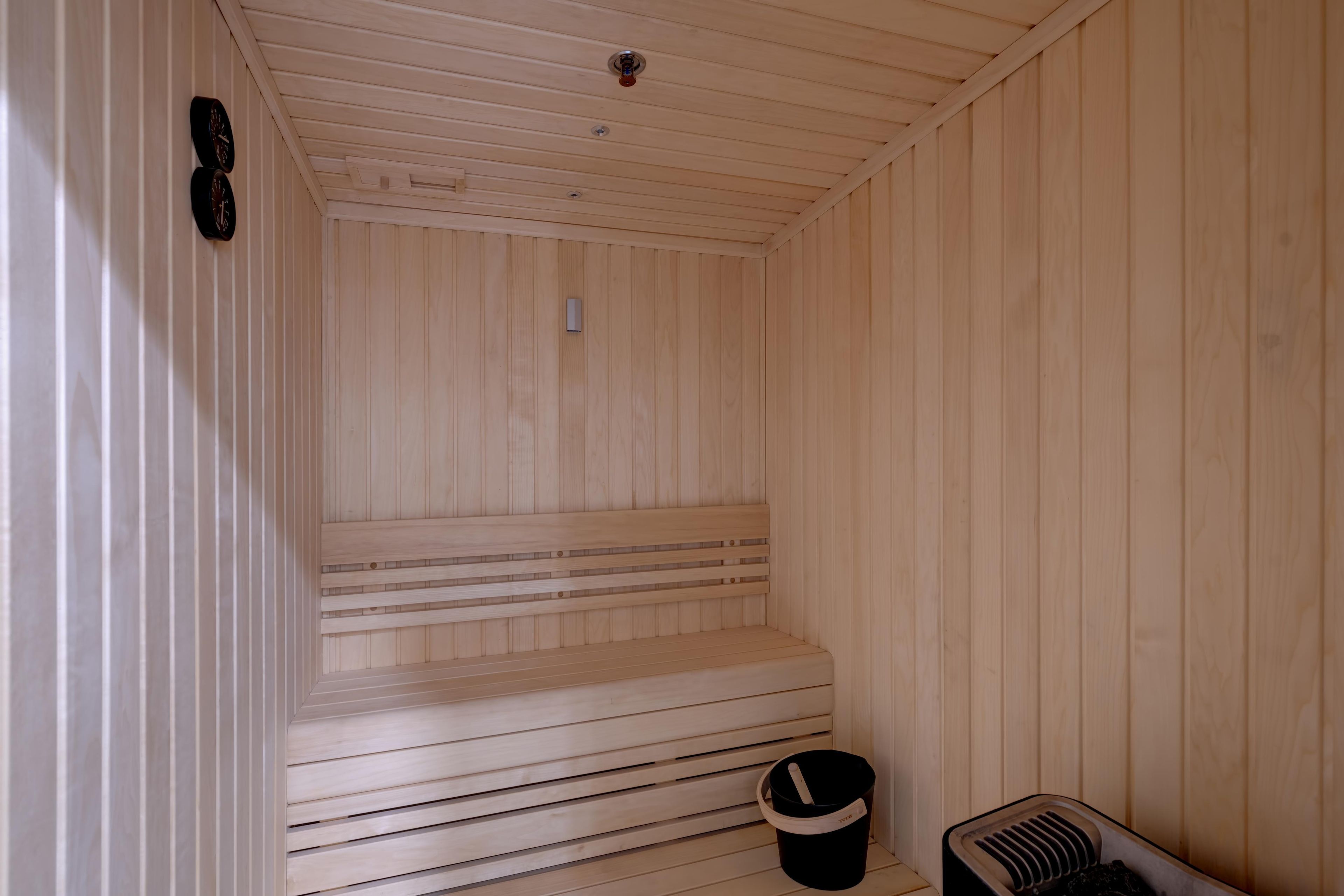 Un sauna avec des bancs en bois et un système de ventilation.