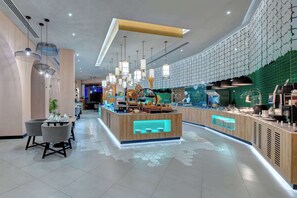 Petit déjeuner, déjeuner et dîner servis sur place, vue sur la piscine