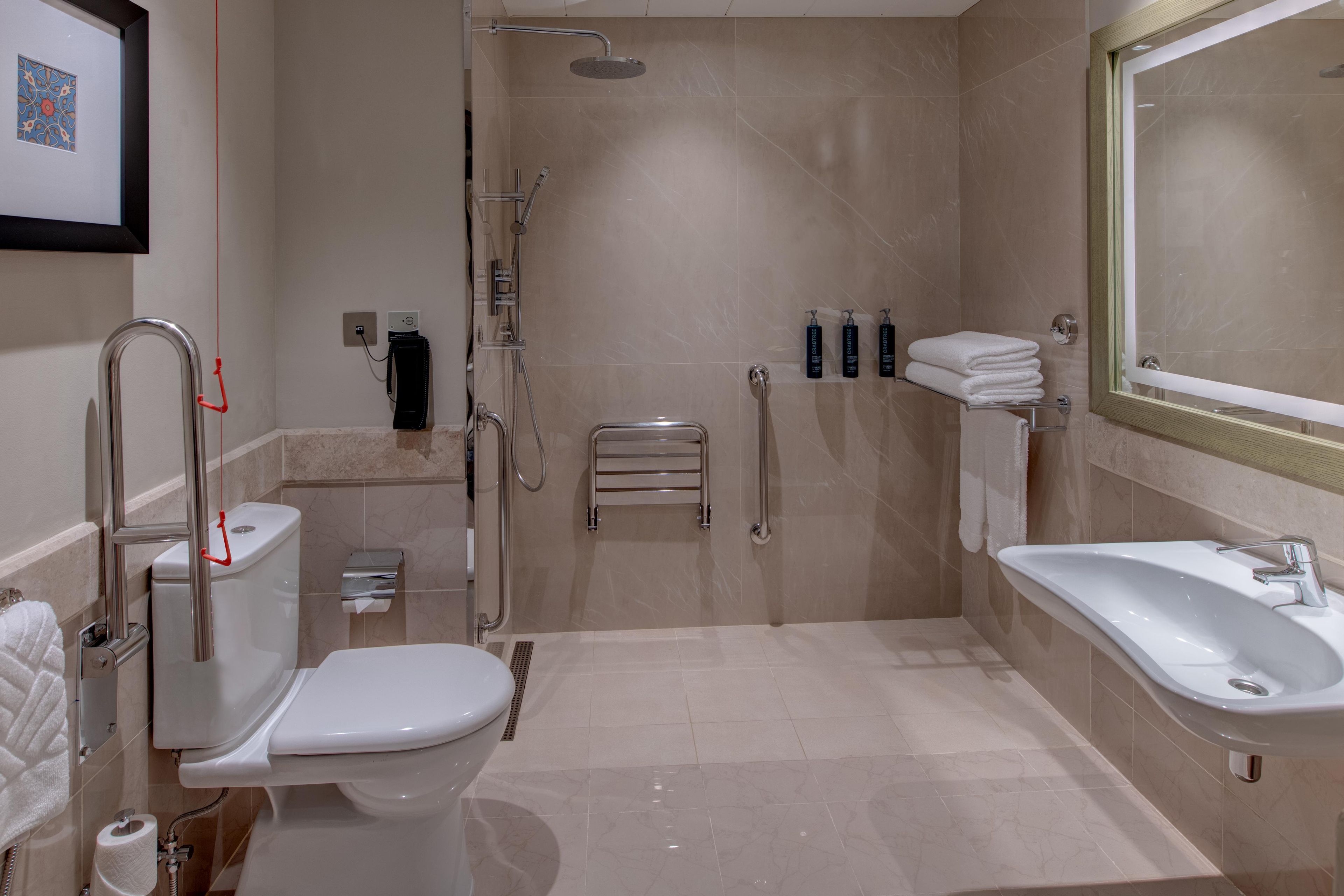Un baño moderno con inodoro, bidé, ducha y lavamanos.