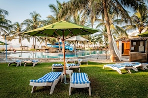 Piscine extérieure, parasols, chaises longues