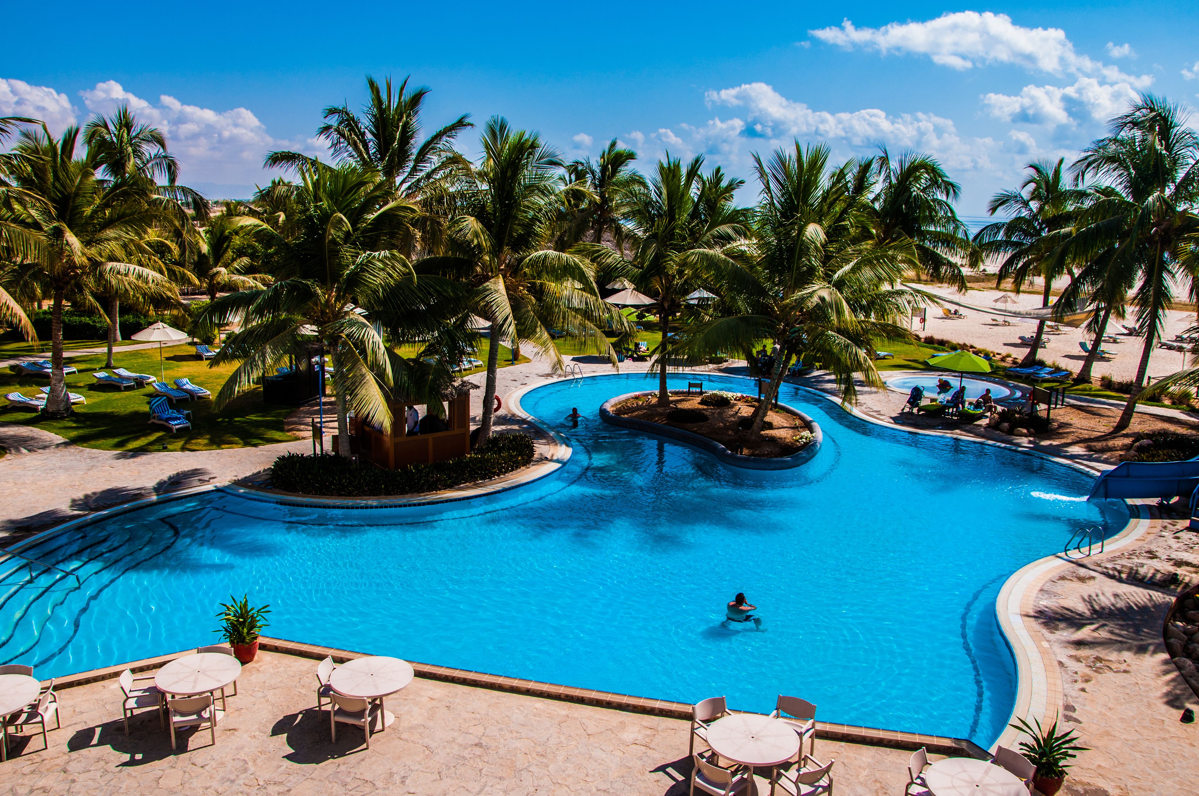 Piscine extérieure, parasols de plage, chaises longues