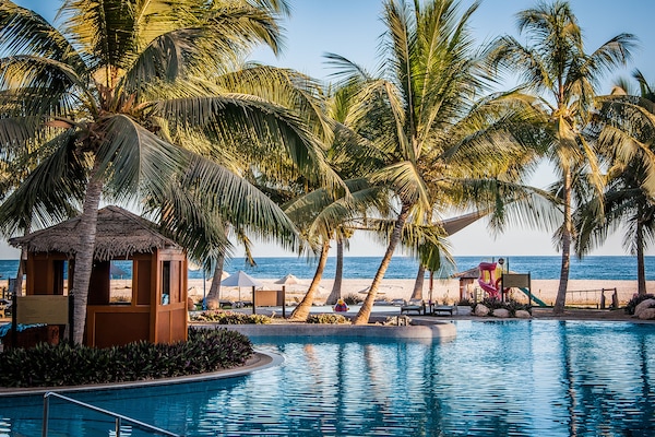 Plage, sable blanc, parasols, serviettes de plage