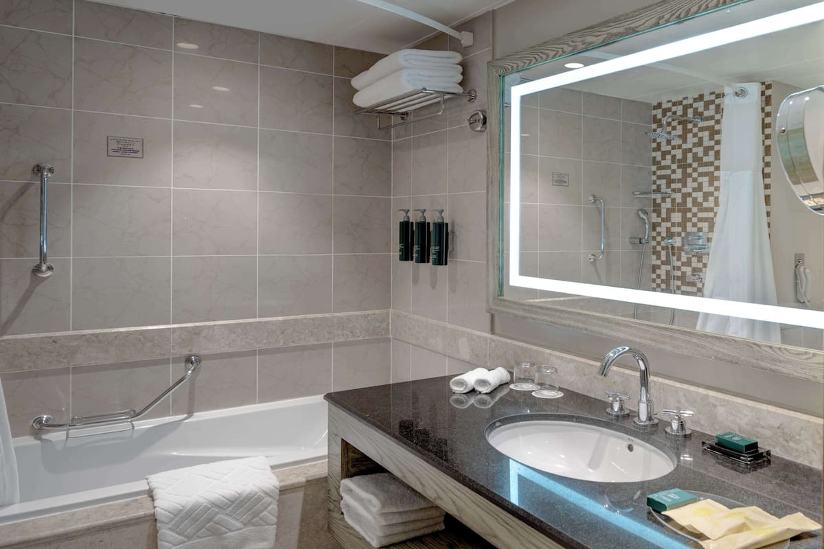 Combined shower/bathtub, deep-soaking bathtub, free toiletries