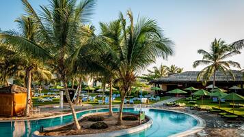 Ulkouima-allas avoinna 8.00–20.00, aurinkovarjoja, aurinkotuoleja