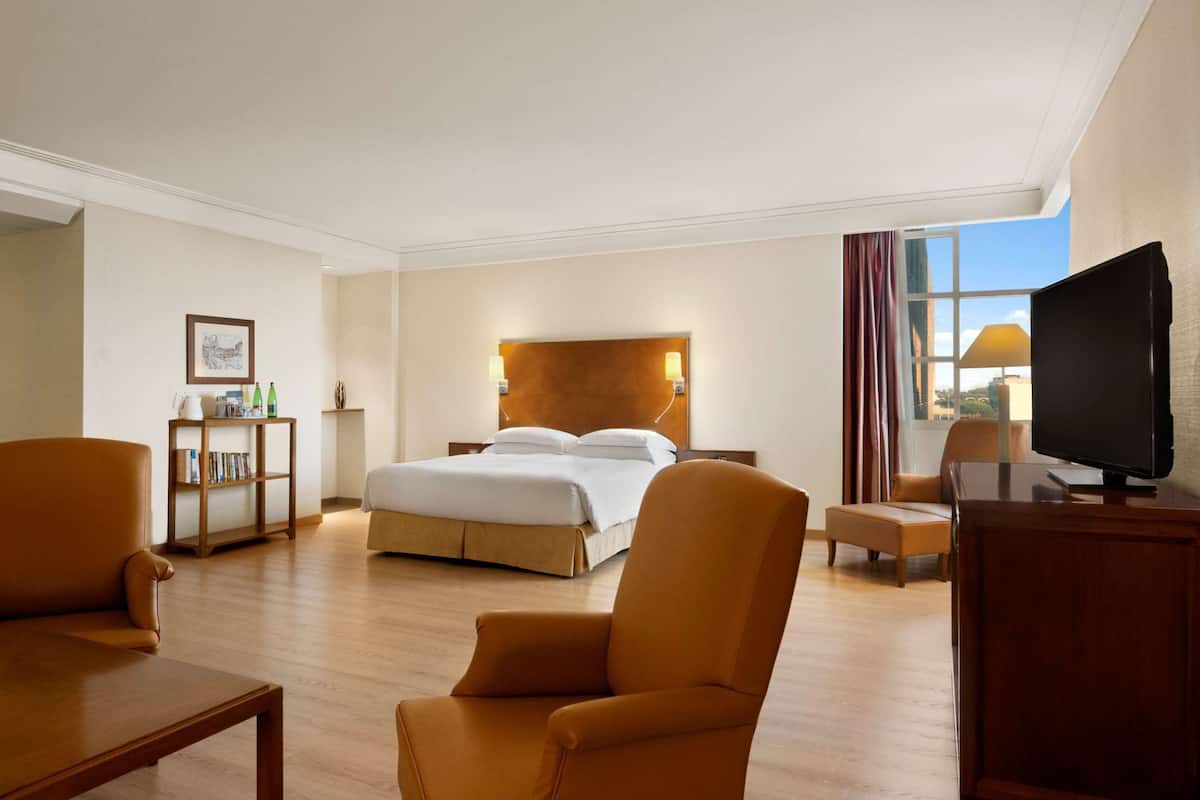executive room, 1 king bed (plus) | premium bedding, minibar, in-room safe, desk