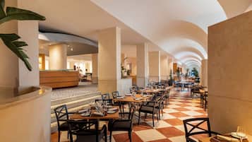 Petit déjeuner, déjeuner et dßner servis sur place