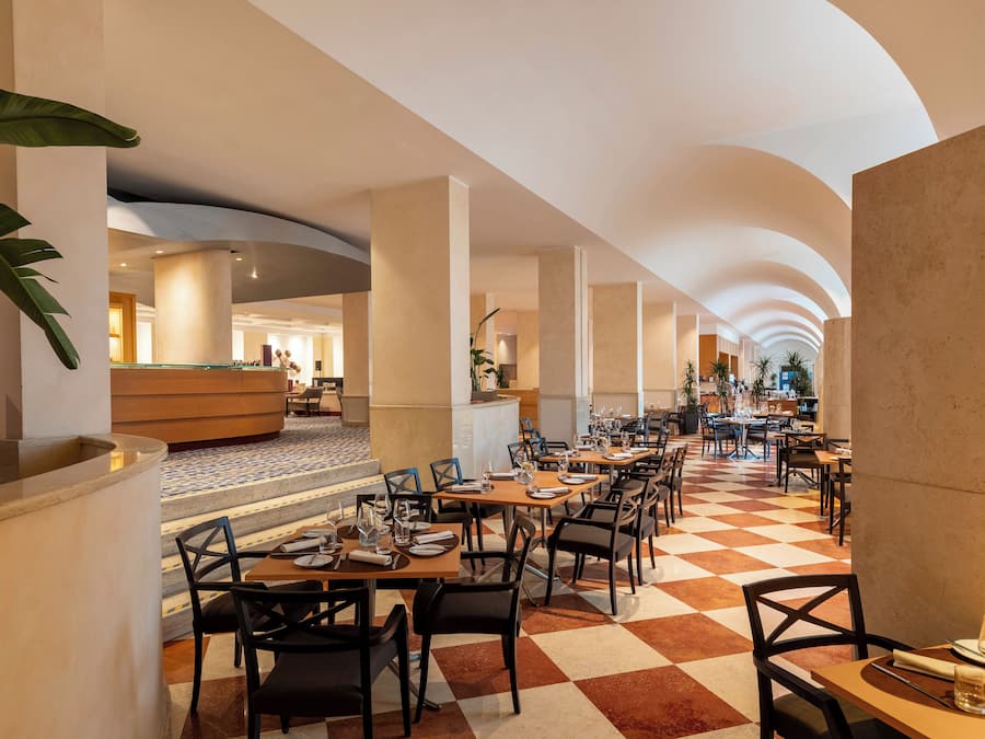 供应早餐、午餐和晚餐