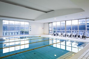 Piscine couverte, parasols de plage, chaises longues