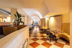 Servizio di colazione, pranzo e cena