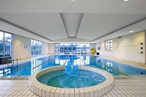 Alberca techada, acceso de 07:00 a 22:00, y sombrillas en la alberca