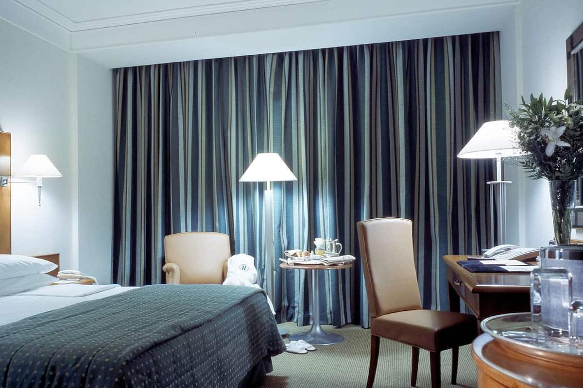 room, 1 king bed | premium bedding, minibar, in-room safe, desk