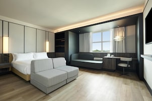 Executive Room, 1 King Bed (Family Room) | Premium bedding, minibar, in-room safe, desk