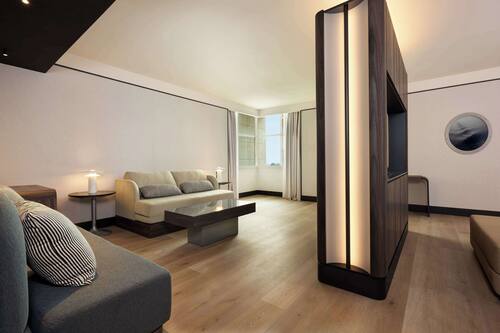 King Executive Alcove Room | Living area | TV, pay movies